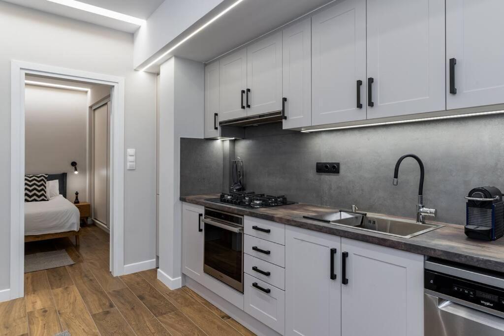 Stylish Abode Under Acropolis W/ Sunny Courtyard! Apartment Athens Luaran gambar