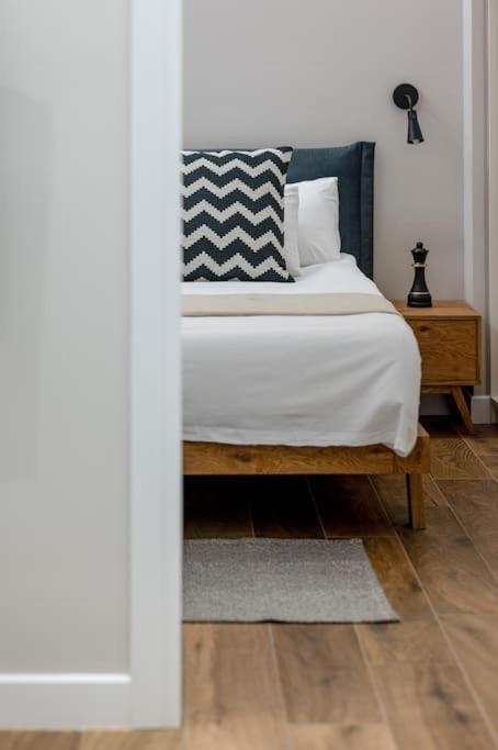 Stylish Abode Under Acropolis W/ Sunny Courtyard! Apartment Athens Luaran gambar